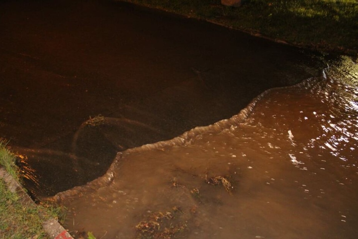 Das Trinkwasser spülte auf die Straßen.