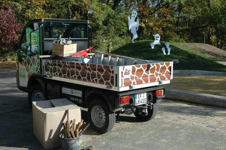 Die neue "Giraffe" fährt ab sofort durch den Zoopark in Erfurt.