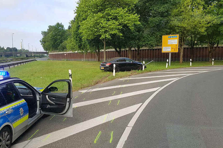 Der Wagen kam links von der Ausfahrt ab.