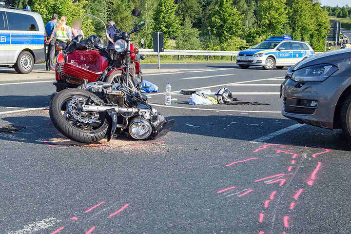 Die VW-Fahrerin hatte ein Stoppschild missachtet, die beiden Motorräder konnten nicht mehr ausweichen.