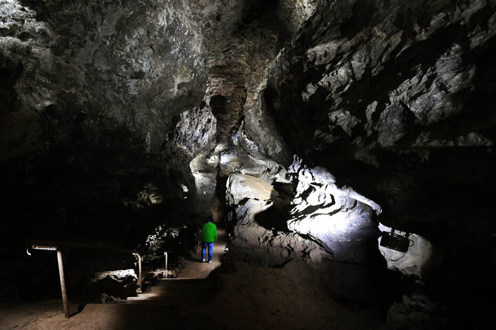 Eine Mitarbeiterin geht in der Kluterthöhle einen Weg entlang. Das Höhlensystem ist das vierte nationale Naturmonument in Deutschland