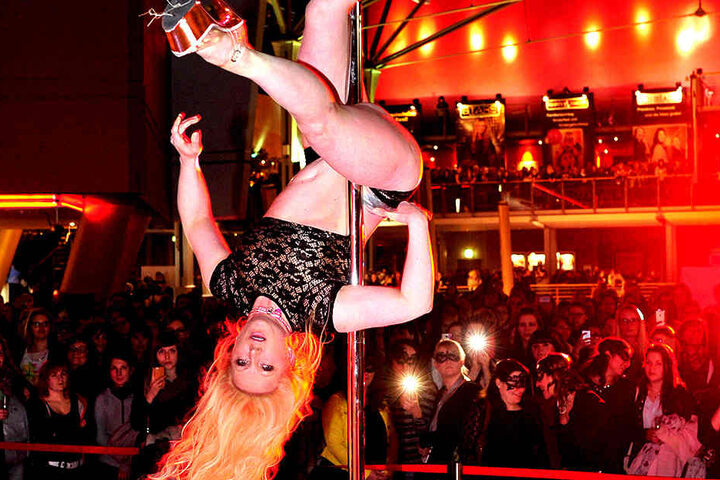 Sabine Herrmann (39) heizte zum Film-Vorspiel den Kinogästen mit ihrer Poledance-Show ein.