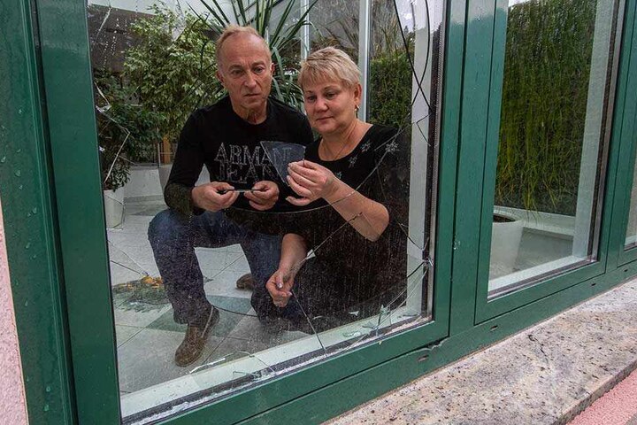 Das Ehepaar Schleußing ist entsetzt: Ein Einbrecher versuchte, mit roher Gewalt in ihr Wohnhaus einzusteigen. Die Alarmanlage vertrieb den Täter.