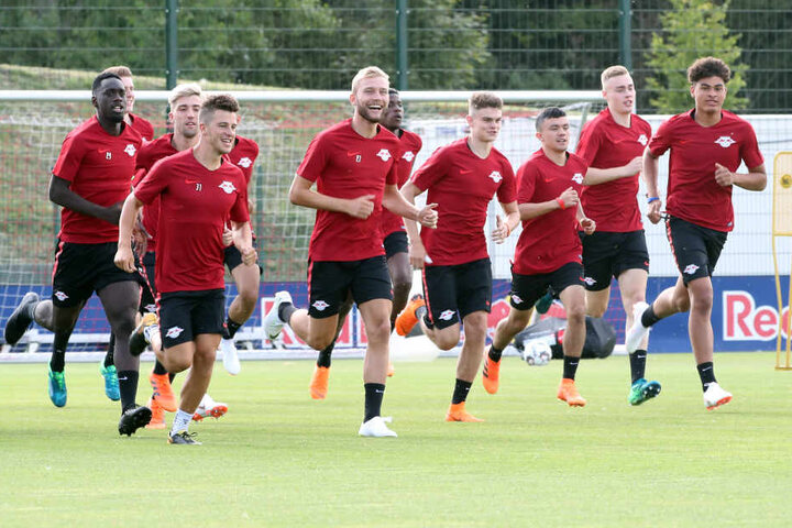 Mit insgesamt sieben Spielern aus der Jugend trainierten die RB-Spieler am Montag erstmals gemeinsam am Cottaweg.