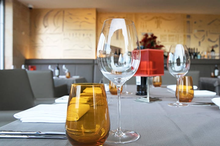 Die Ähnlichkeit zum "Kastenmeiers" im Kurländer Palais ist nicht zu
übersehen: Im neuen Club-Restaurant am Zwinger war derselbe Architekt (Uwe
Mertens, manuplan) am Werk.