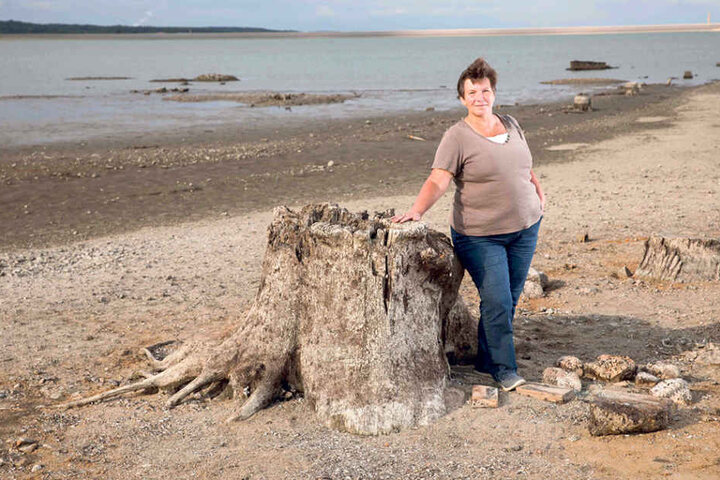 Jutta Ohse an dem Eichenstumpf. Als junges Mädchen kletterte sie auf dem Baum
herum.