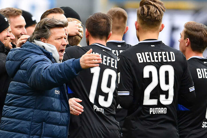 DSC-Trainer Jeff Saibene (49) jubelte mit seinem Team über den 2:0-Sieg.