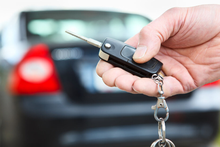 Mit dem Schlüssel in der Hand lässt sich das eigene Auto schneller finden. (Symbolbild)