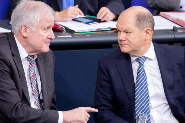 Horst Seehofer und Olaf Scholz im Bundestag.