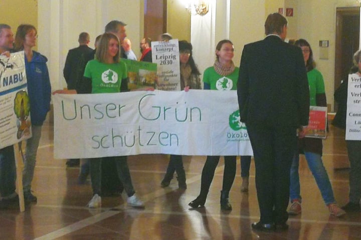Rund 30 bis 40 Leipzigerinnen und Leipziger versammelten sich vor der Lobby Stadtrat-Sitzungssaales im Neuen Rathaus, um den Protagonisten ihren Standpunkt zu Themen wie Kitaneubau, Kohleausstieg und Klimawandel mitzuteilen.