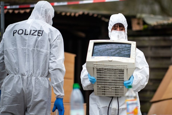 Auf dem Campingplatz in Lüdge haben Polizeibeamte der Spurensicherung unter anderem einen Monitor sichergestellt.