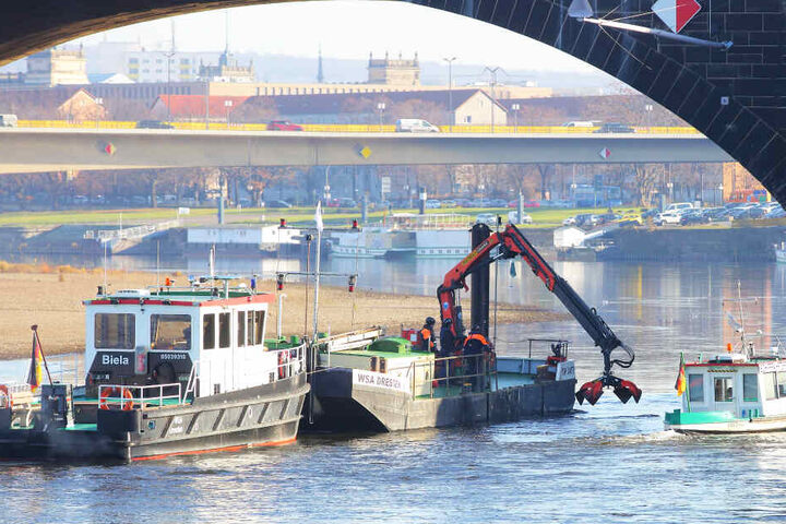 Peilschiff "Jana" (r.) suchte zuerst, bevor "Biela" mit dem Greifer zum Einsatz kam.