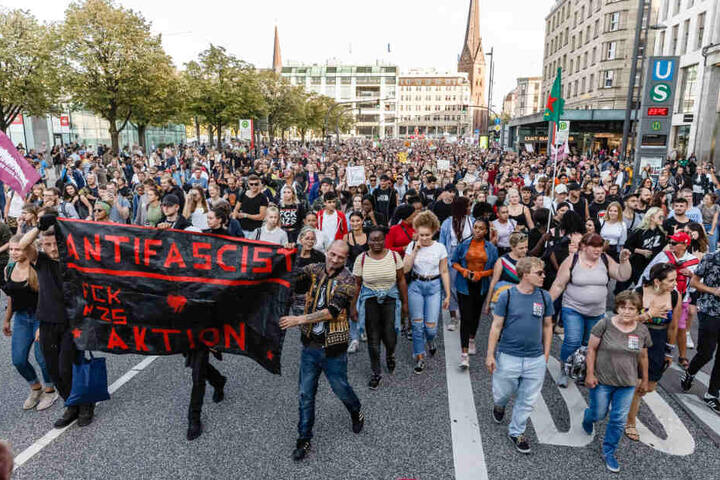 Der Gegenprotest hatte am Ende deutlich mehr Teilnehmer als die eigentliche Anti-Merkel-Kundgebung.