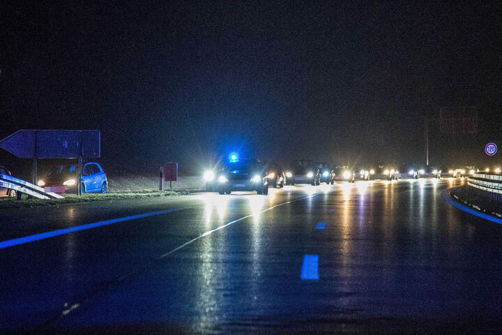 Die Bundesstraße war bis nach 2 Uhr voll gesperrt, der Verkehr wurde umgeleitet.