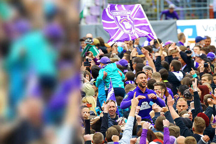 Calogero Rizzuto wird von den Fans getragen - das Foto stammt von der Aufstiegsfeier im Stadion im Mai 2016. In dieser Saison trugen die Veilchen das Logo des Kumpelvereins auf der Brust.