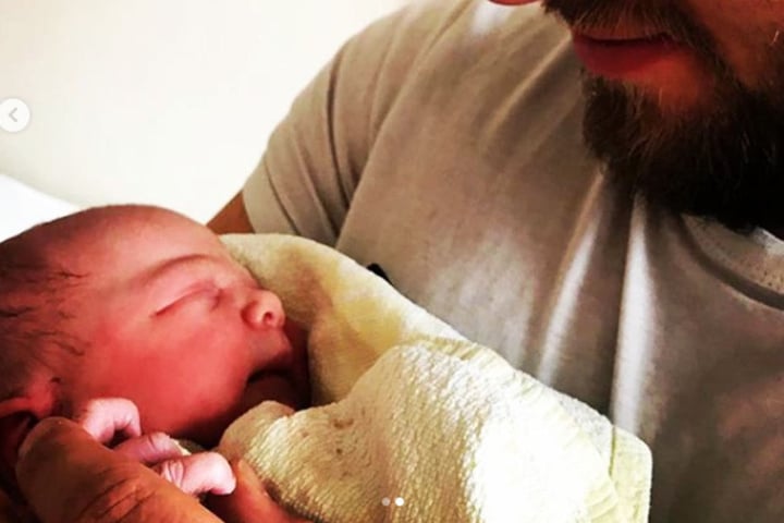 Baby Sofia Isabella schläft friedlich in Papas Armen.