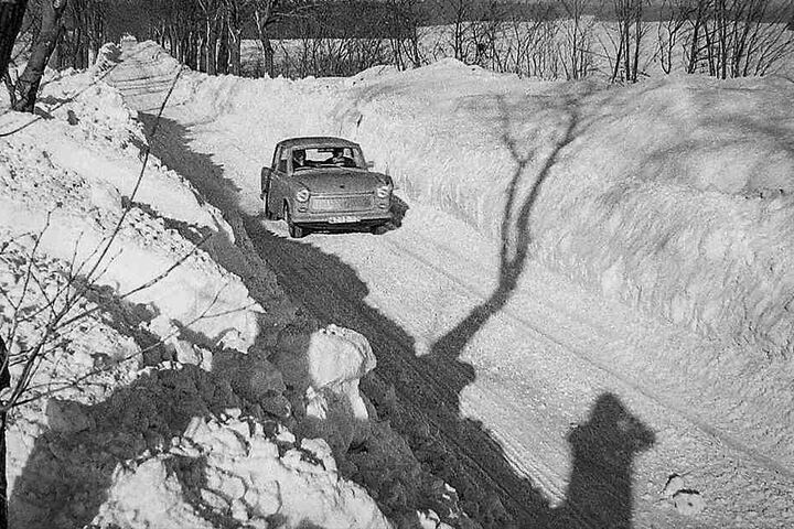 Ein Trabant passiert Anfang Januar 1979 eine von Kettenfahrzeugen frei geräumte Straße.