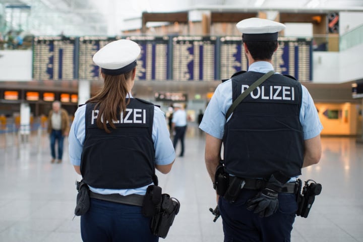 Die Bundespolizei nahm den 27-Jährigen schließlich fest. (Symbolbild)
