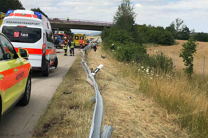 Das Auto durchbrach die Leitplanke.