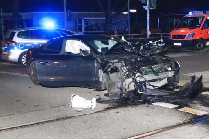 Den völlig zerstörten Audi RS5 ließen die Täter nach dem Crash einfach zurück.