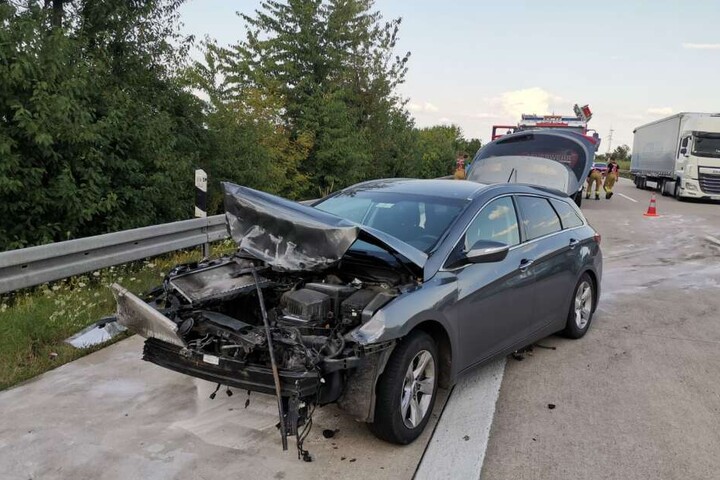In der Gegenrichtung krachte zwischen Mutzschen und Grimma dieser Hyundai i40 in die Leitplanke.
