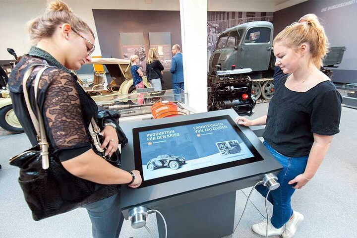 Die Medienstation im Bereich "Kriegsproduktion" der Dauerausstellung im Horch-Museum. Hier kann sich jetzt jeder Besucher die Lebensgeschichte von Helga Pollak-Kinsky (88) ansehen und -hören.