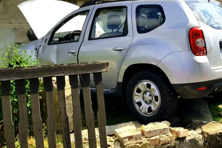 Der Dacia durchbrach einen Zaun.