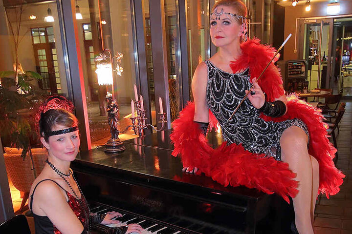 Sängerin Cornelia Drese (r.) und Pianistin Ilka Kraske swingen mit den Gästen
in die Goldenen Zwanziger.