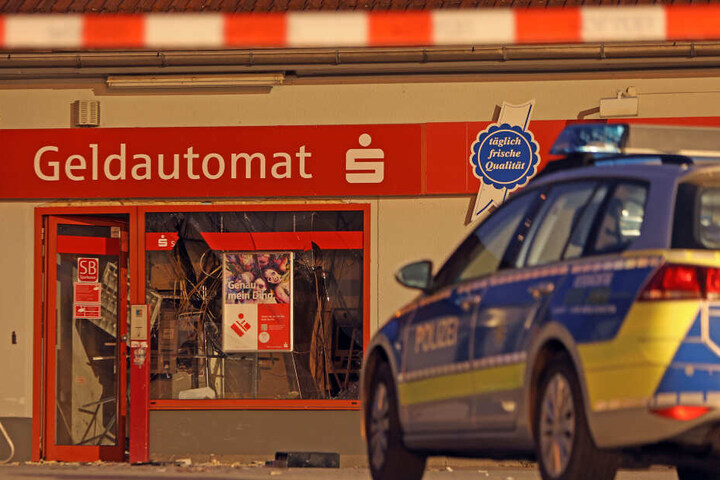 Unbekannten sprengten in der Nacht einen Bankraum in Hohenstein-Ernstthal.