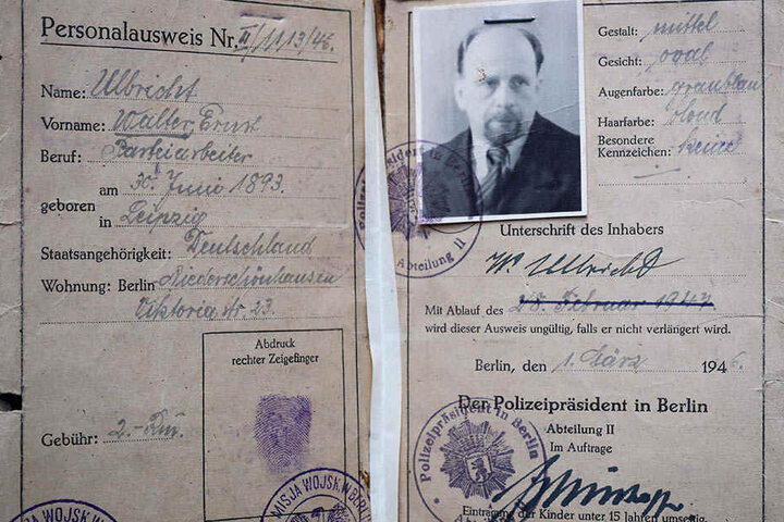 Behelfsmäßiger Personalausweis mit Fingerabdruck von Walter Ulbricht.