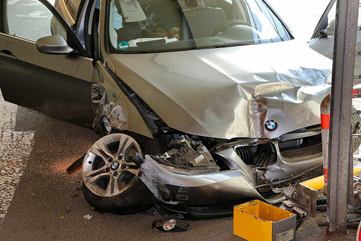 Die Feuerwehr musste den verletzten Fahrer aus dem BMW befreien.