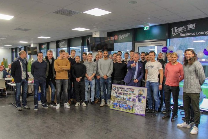 Von der Mannschaft gab es für Geburtstagskind Helge Leonhardt eine Foto-Collage.
