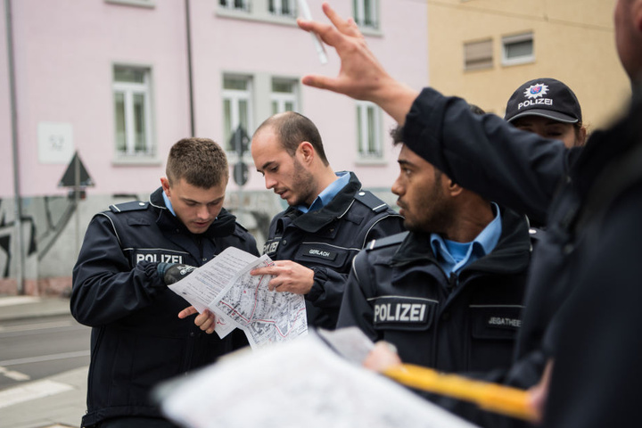 Die Polizei versucht auch die letzten aus ihren Wohnungen zu bekommen.