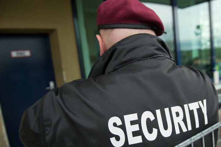Zuletzt bewachte ein privater Sicherheitsdienst das Rathaus in Steinhagen. (Symbolbild)