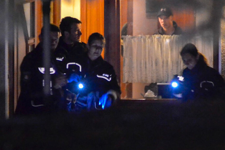 Die Polizei sucht rund um das Gebäude nach Beweismitteln.