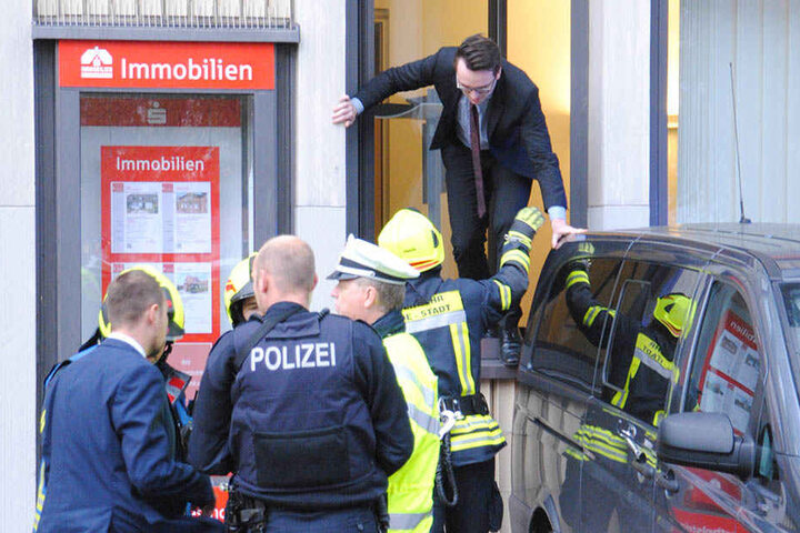 Mitarbeiter der Sparkasse wurden über ein Fenster evakuiert.