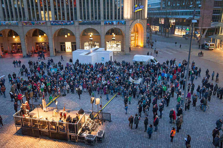 Bei der Veranstaltung auf dem Neumarkt sollen Familien mit Kindern vergrault worden sein.