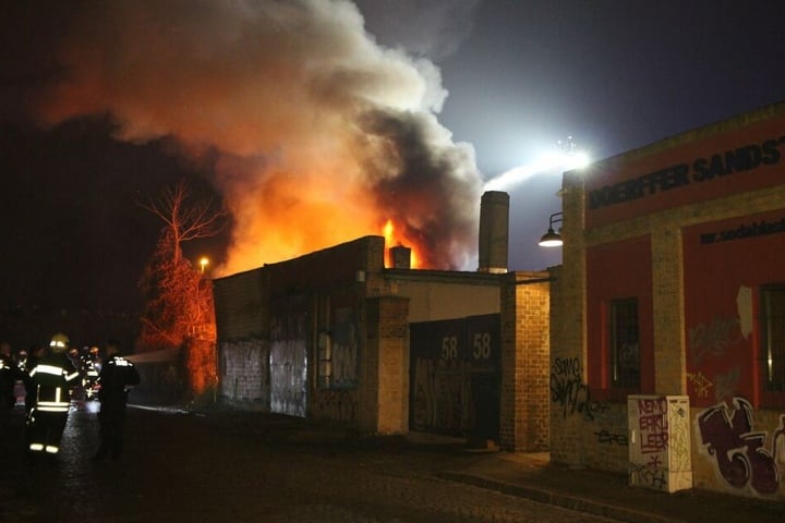 In der Schulze-Delitzsch-Straße brannte die Lagerhalle einer KFZ-Werkstatt.