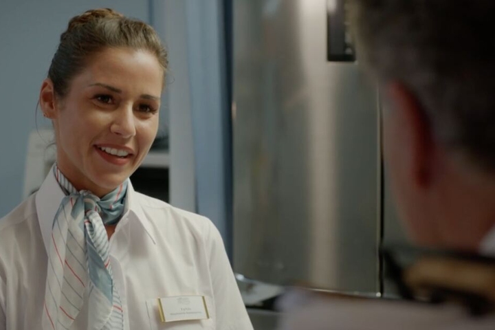 Sarah Lombardi verkörpert eine singende Zimmer-Stewardess.