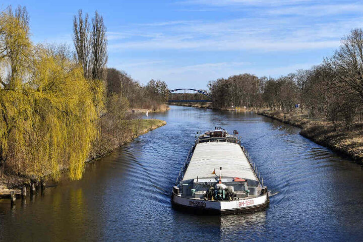 Die Leiche wurde von einem Passanten in einem Kanal bei Karlsruhe gefunden. (Symbolbild)