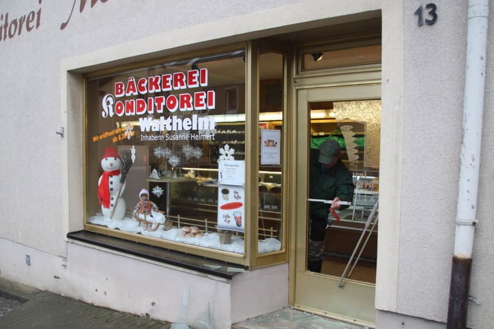 Der Einbrecher hat die Tür der Bäckerei eingeschlagen und ist so in den Laden gelangt.