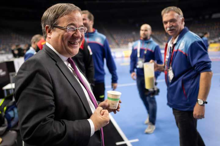 NRW-Ministerpräsident Armin Laschet (CDU) begrüßte das Handball-Team beim Training in Köln und bekam einen Smoothie.