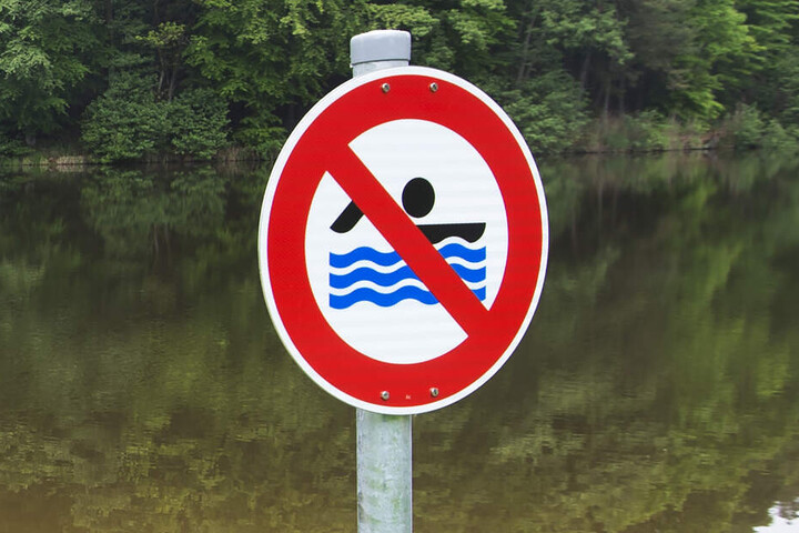 Wegen der Verunreinigung wurde ein teilweises Badeverbot verhängt. (Symbolbild)