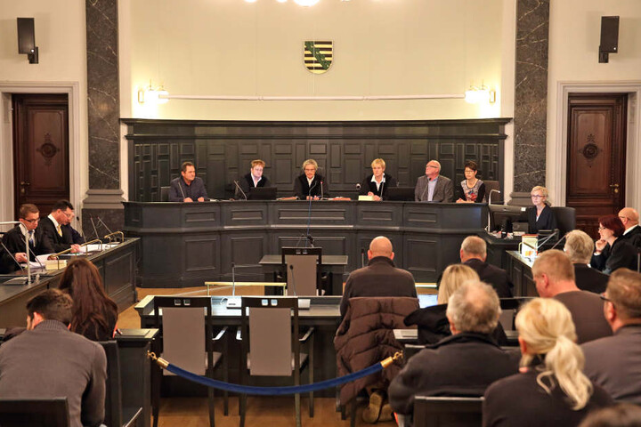Richter Klaus Hartmann (M) eröffnet am 12.12.2016 den Prozess im Fall «Wunderlich» im Landgericht Zwickau (Archivfoto).