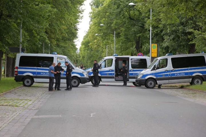 Die Polizei sichert die Zugänge zum Ostra-Gelände, wo am Abend "DeMo" auftritt.