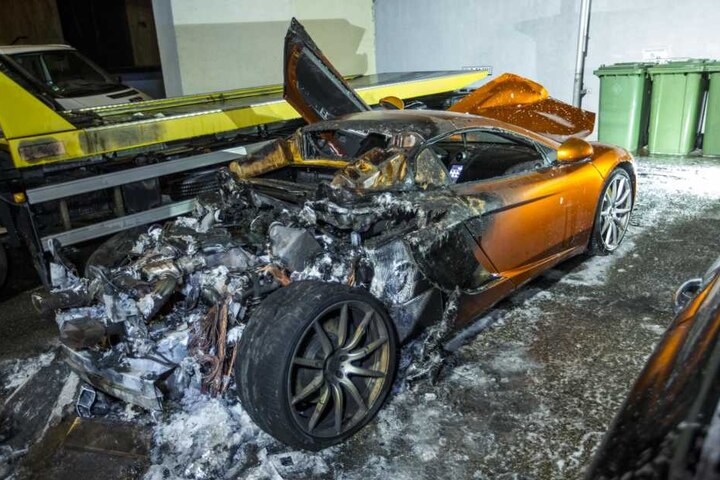Der McLaren ist nur noch Schrott.
