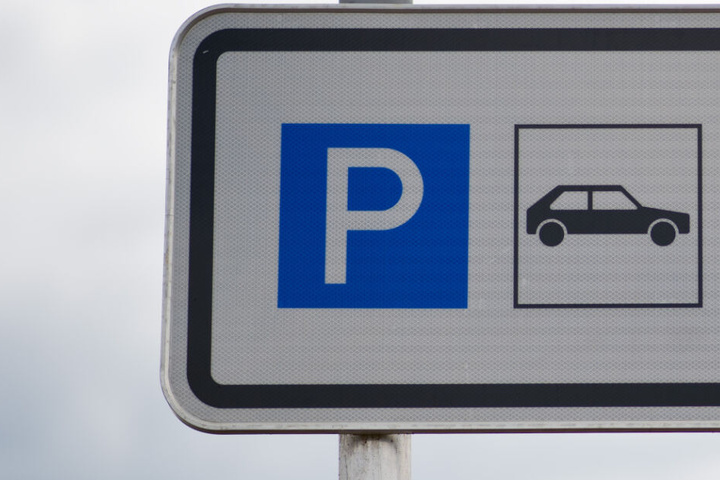 Der Mann parkte vor dem Gerichtsgebäude. (Symbolbild)