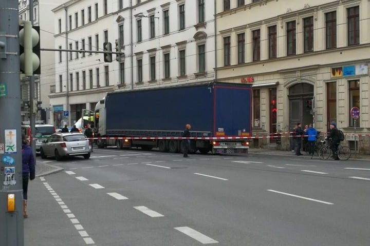 Die Jahnallee ist in beiden Richtungen für Fahrzeuge und Fußgänger an der Ecke Leibnizstraße voll gesperrt.