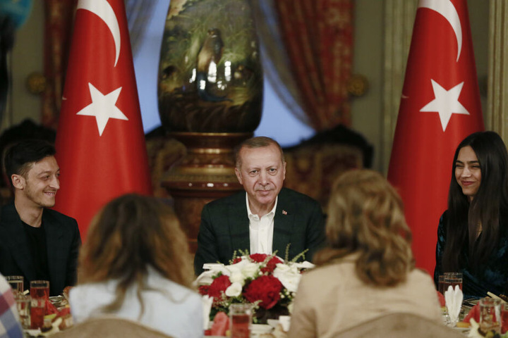 Im Mai dieses Jahres trafen sich unter anderem Recep Erdoğan, Mesut Özil und Amine Gülşe an einem Mahl am Abend während des muslimischen Fastenmonats Ramadan teil.