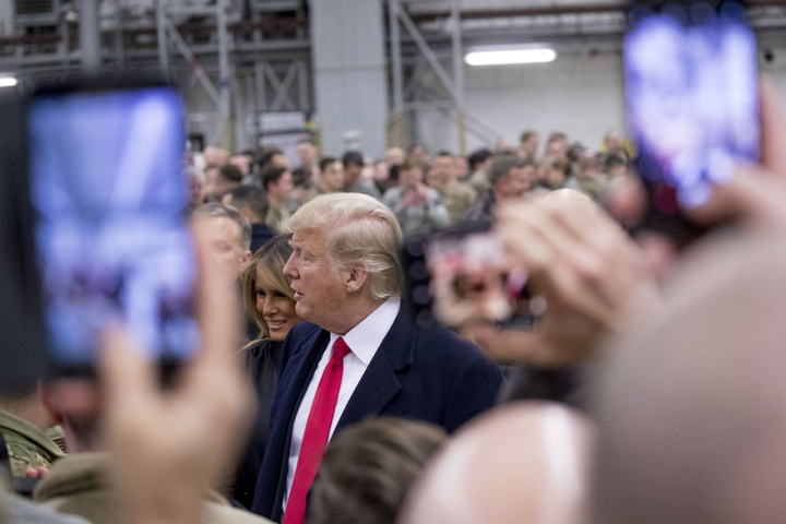 Nach einem kurzen Gruß in die Runde posierte Trump mit seiner Gattin für etliche Fotos und schüttelte zahlreiche Hände.